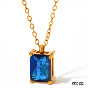 Collier pendentif rectangulaire en zircon coloré en acier inoxydable doré avec cristaux pour femme - Bijoux délicats - Product Image 6