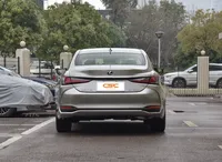 L-uxury 4-Door Le. Berline Xus avec des caractéristiques de performance améliorées, voiture à essence