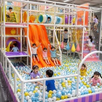 Équipement de jeu intérieur commercial pour enfants : structure blanche à trois niveaux, triple toboggan ondulé, piscine à balles, obstacles suspendus et filets de cordes