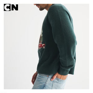 ผู้ผลิตเสื้อสเวตเตอร์ที่ได้รับการรับรอง GRS รับทำโลโก้ เสื้อสเวตเตอร์ผู้ชายผ้าฝ้ายผสมไนลอนทรงโอเวอร์ไซส์ พิมพ์ลายกราฟิก เสื้อสเวตเตอร์คริสต์มาสแบบถัก - Product Image 3