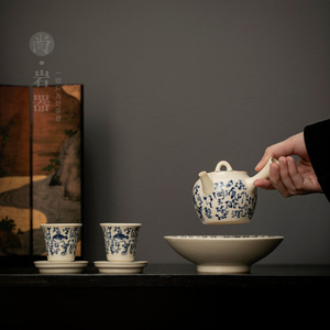 Juego de té Kung Fu de porcelana azul y blanca con tetera de asa lateral y dos tazas para uso doméstico, origen Condado de Dehua, resistente al calor - Product Image 1