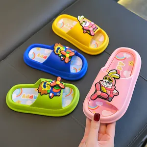 Fabriek Directe Verkoop Schattige Cartoon Kinderen Slippers 2024 Nieuwe Indoor Antislip Mode Jongens En Meisjes Woord Zomer Slippers