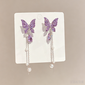 Boucles d'oreilles pendantes longues en perles d'imitation et pampilles, plaquées argent, avec papillon orné de diamants, pour femme, violettes et multicolores, idéales pour un anniversaire - Product Image 1