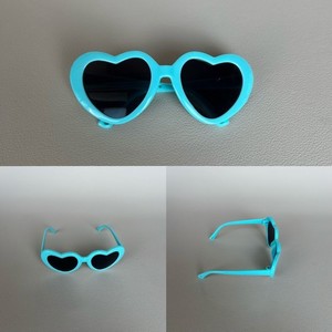 Gafas de sol con forma de corazón rosa para muñecas, accesorio unisex con montura de plástico, 8 cm de ancho, gafas de sol con forma de corazón. - Product Image 4