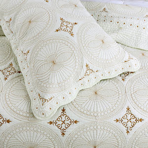 Couvre-lit matelassé blanc <span class=keywords><strong>de</strong></span> conception <span class=keywords><strong>de</strong></span> broderie <span class=keywords><strong>de</strong></span> <span class=keywords><strong>luxe</strong></span> ensemble <span class=keywords><strong>de</strong></span> literie matelassée <span class=keywords><strong>Florence</strong></span>, ensemble <span class=keywords><strong>de</strong></span> couvre-lit matelassé pour chambre à coucher - Product Image 5