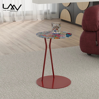 Table d'appoint rouge de petite taille au design créatif pour salon de villa, chambre d'hôtel, avec structure métallique et plateau en verre, table d'angle de canapé, mobilier