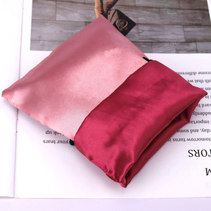 Sac en satin rose imprimé avec logo personnalisé pour l'emballage de parfums et de bijoux, pochette en soie de luxe pour cheveux - Product Image 4
