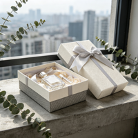 Boîte à parfum haut de gamme avec flacon de parfum, fond vue sur la ville, coffret cadeau parfumé, emballage cadeau en gros, sur mesure
