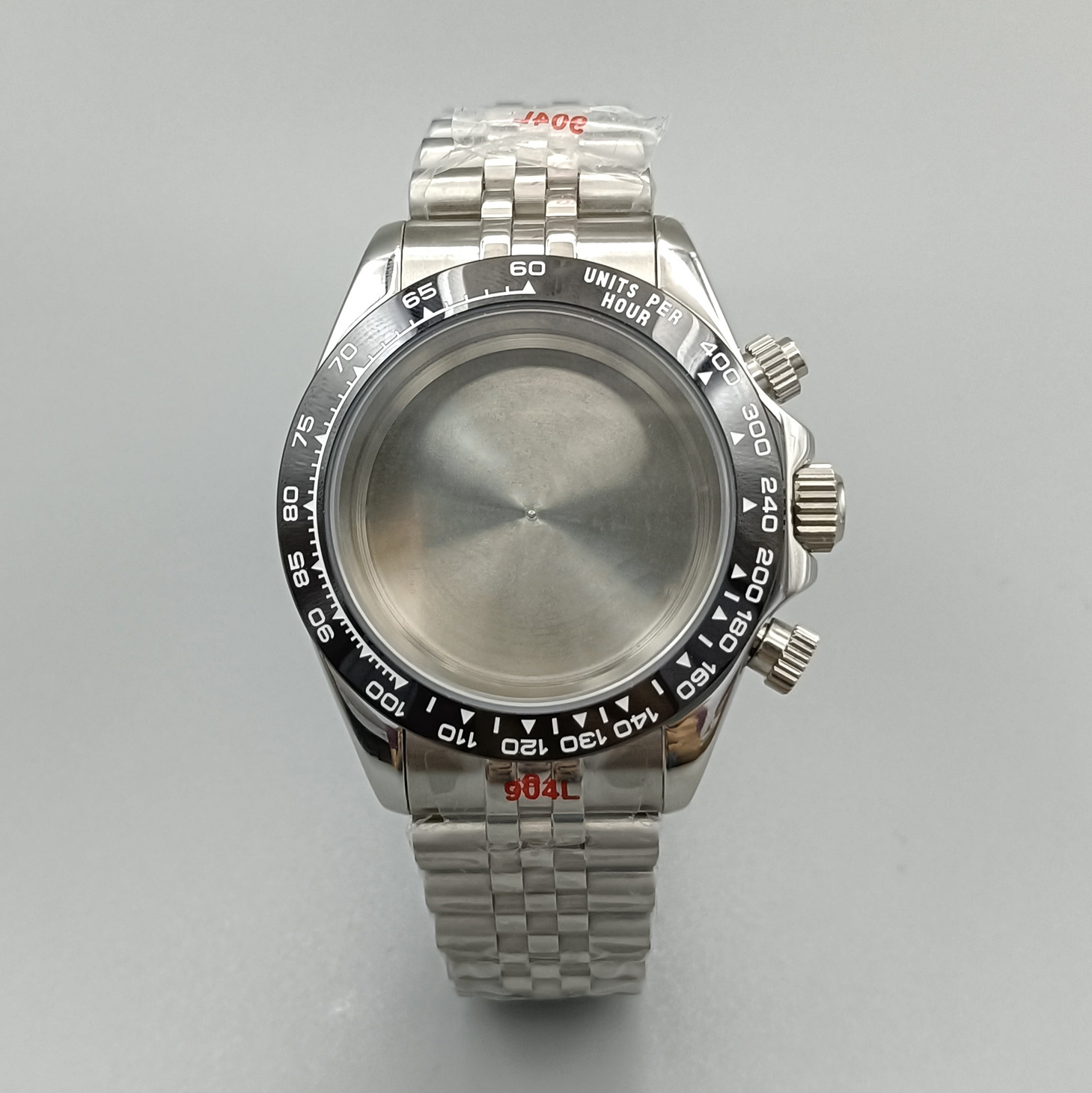 Boîtier en acier de 39 mm, anneau noir, bracelet de cinq bahts