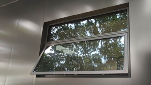 Ventana abatible de aluminio Deioux con doble acristalamiento, triple acristalamiento, tipo tilt-turn o abatible tipo toldo para casa con mosquitera. - Product Image 3