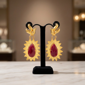 Boucles d'oreilles pendantes classiques en laiton faites à la main avec perle d'imitation plaquées or 14 carats, design indien unisexe, vente en gros - Product Image 2