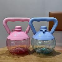 Botol Air Olahraga Bentuk Dumbbell 2L Kapasitas Besar Plastik Bebas BPA Dapat Digunakan Kembali dengan Tali Tutup Flip Tahan Panas