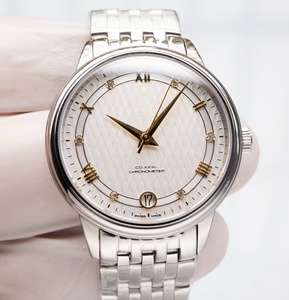 Reloj Redondo de Acero Inoxidable Plateado con Esfera Blanca, Números Romanos Dorados y Fecha, Omegaes - Product Image 1