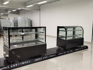 Vetrina Refrigerata per Torte Versione USA 150cm con Vetro Antiappannamento per Uso Commerciale - Product Image 3