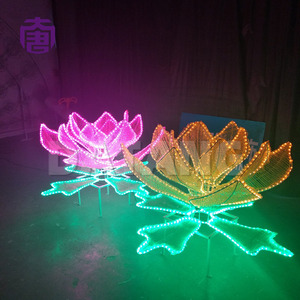 Grande installation lumineuse LED en forme de fleur pour Noël, décoration extérieure pour les fêtes et les paysages urbains - Product Image 3