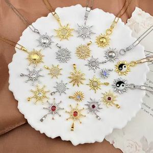 Collana con Ciondolo Sole e Luna Personalizzata in Ottone Placcato Oro e Argento con Zirconi Cubici per Donna Vendita all'Ingrosso - Product Image 4