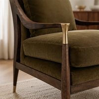 Fauteuil en velours vert olive de style moderne du milieu du siècle, avec structure en bois et finitions en laiton, pour salon, chambre ou coin lecture