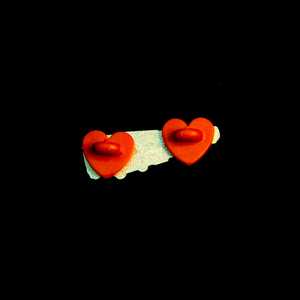Pin de Solapa Personalizado de Latón Dorado con Esmalte Duro y Corazón Rojo, con Base de Goma - Product Image 5