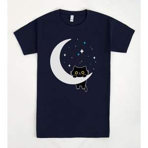 Camiseta Meowing Moon con diseño de gato y luna creciente en azul marino para amantes del cielo nocturno - Product Image 1