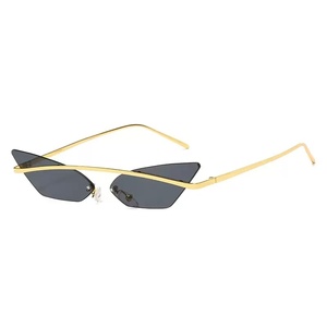 Occhiali da Sole Triangolari alla Moda 2026 per Donne e Uomini, Occhiali da Sole Senza Montatura Stile Occhio di Gatto, Lenti a Specchio con Gradiente - Product Image 2