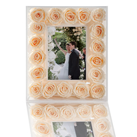 Acryl frame met echte, natuurlijke, eeuwigdurende geconserveerde rozen. Romantisch, tijdloos bloemherinnering voor bruiloften en speciale gelegenheden.
