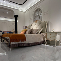 Lit capitonné classique français avec garniture dorée, tête et pied de lit ornés, mobilier de chambre crème, cadre de lit de luxe en cuir rembourré