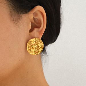 أقراط KITI العصرية ذات الملمس المعدني الهندسي، مطلية بالذهب عيار 18 قيراط، مصنوعة من الفولاذ المقاوم للصدأ، مقاومة للماء، تصميم مميز للنساء - Product Image 2