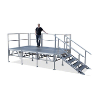 Plateforme de scène robuste en alliage d'aluminium argenté, réglable, avec système de garde-corps de sécurité complet et escalier d'accès assorti