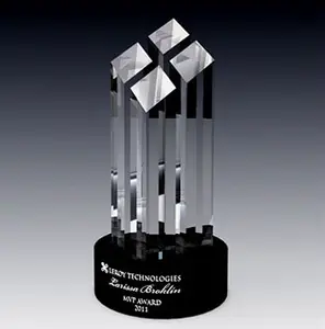 Cristal transparente superior del Trofeo de cristal con cuatro trofeos de cristal en ángulo de alto valor y trofeos de cristal negro