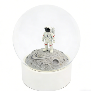Globo de Nieve de Resina con Astronauta en la Superficie Lunar, Decoración Creativa de Escritorio con Temática Espacial y Regalo Coleccionable para Entusiastas del Espacio - Product Image 1