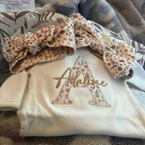 Kaiyue eleganti vestiti per bambini di marca con Logo personalizzato a manica lunga ricamato autunno inverno in cotone bianco con dormienti eleganti tutine per bambini - Product Image 5