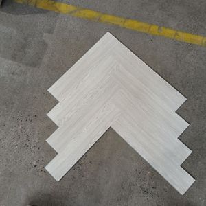 Le matériau SPC de sol à chevrons SPC 5mm bon marché est résistant à l'usure et à la compression pour les bureaux et autres lieux publics - Product Image 4