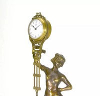 Horloge à Pendule à Mécanisme de 84 Heures avec Cadran en Porcelaine et Base en Bois, Figure de Dame Élégante en Laiton Antique