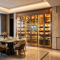 Cave à vin haut de gamme dorée à trois portes avec éclairage LED intérieur pour une présentation parfaite des bouteilles