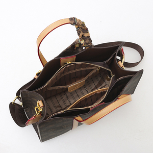 Túi ToTe Thời trang của phụ nữ-Kiểu dáng độc đáo. Có thể được thực hiện bằng cách trượt hoặc bằng cách sử dụng cầm tay.5861 - Product Image 2