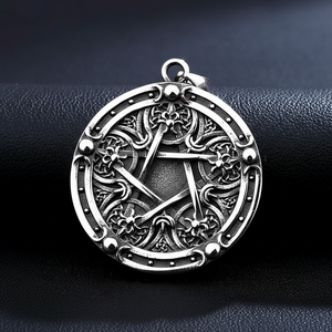 Colgante de regalo para hombre Yunnique, de acero inoxidable 316L, con diseño de rueda solar vikinga y runas Elder Futhark, tallado hueco, estilo gótico vintage. - Product Image 1