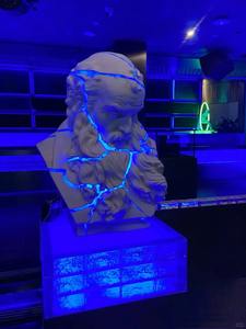 Robot Cyberpunk en fibre de verre avec lueur de tête LED violette et bandes de bras bleues Barre virale Spot photo - Product Image 6