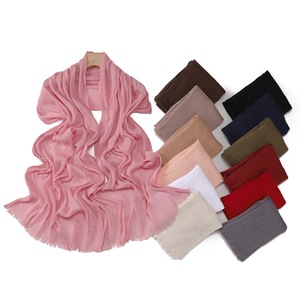 Écharpe carrée en rayonne 68 cm, couleur unie, douce pour la peau, décontractée, printemps-été, avec bords frangés - Product Image 1