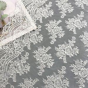 Tissu en dentelle à motif de rose 3D blanc avec bordure ondulée en franges, tulle en maille jacquard pour <span class=keywords><strong>robe</strong></span> de mariée, <span class=keywords><strong>robe</strong></span> de soirée, décoration vestimentaire - Product Image 3