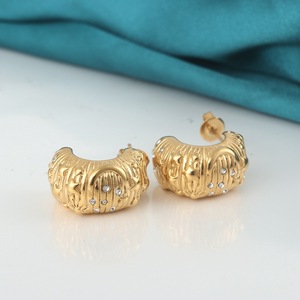 Pendientes Huggie de Yunnique, chapados en oro de 18 quilates, con estrellas y lunas en relieve, joyería de fiesta con diamantes de imitación para mujer - Product Image 3