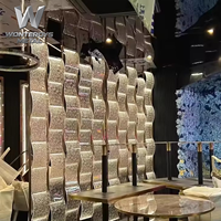 Cloison de séparation moderne et opulente en verre artistique en acier inoxydable 304 personnalisée avec design découpé au laser PVD pour restaurant et hôtel
