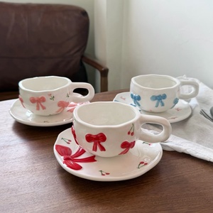 Conjunto de Caneca e Prato de Café com Design de Menina Fofa, Coração de Cereja em Relevo, Caneca de Cerâmica Pintada à Mão de Alto Nível - Product Image 3