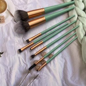 Ensemble de 8 pinceaux de maquillage verts scintillants, poils synthétiques écologiques, manche en bois, kit de pinceaux cosmétiques personnalisés avec étiquette privée - Product Image 3