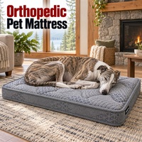 Matelas orthopédique pour chien avec tissu gris texturé et matelassage arrondi pour les intérieurs modernes