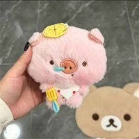 Vente en gros : 2 styles de porte-clés en peluche couineurs (Cochon et Ours) sur le thème du chef pâtissier, jouets pour machine à griffes en vrac
