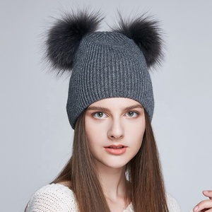 Ailin — <span class=keywords><strong>bonnet</strong></span> tricoté en laine pour <span class=keywords><strong>femme</strong></span>, chapeau à haute élasticité, avec deux pompons en fourrure naturelle, personnalisé, vente en gros - Product Image 3