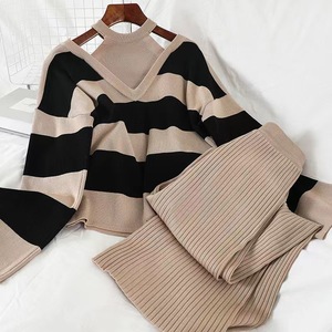 Set Due Pezzi da Donna con Top <span class=keywords><strong>a</strong></span> Maniche Lunghe <span class=keywords><strong>a</strong></span> Righe Traforato e <span class=keywords><strong>Pantaloni</strong></span> <span class=keywords><strong>a</strong></span> <span class=keywords><strong>Costine</strong></span>, Produzione all'Ingrosso - Product Image 1