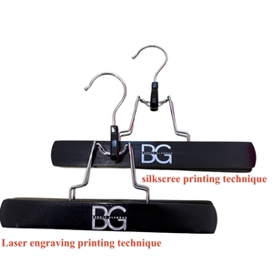 Cintre en <span class=keywords><strong>bois</strong></span> personnalisé avec logo blanc et noir pour extensions de cheveux, pince sur mesure pour vêtements, pantalons et perruques - Product Image 5