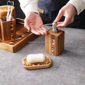 Set di Accessori da Bagno in Legno Woodsun con Dispenser per Sapone, Vasetto Porta Cotone, Porta Spazzolini e Porta Saponetta - Product Image 3