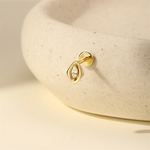 Pendiente de cartílago con rosca interna de plata de ley S925 chapada en oro, parte trasera plana, para perforación, venta al por mayor - Product Image 4